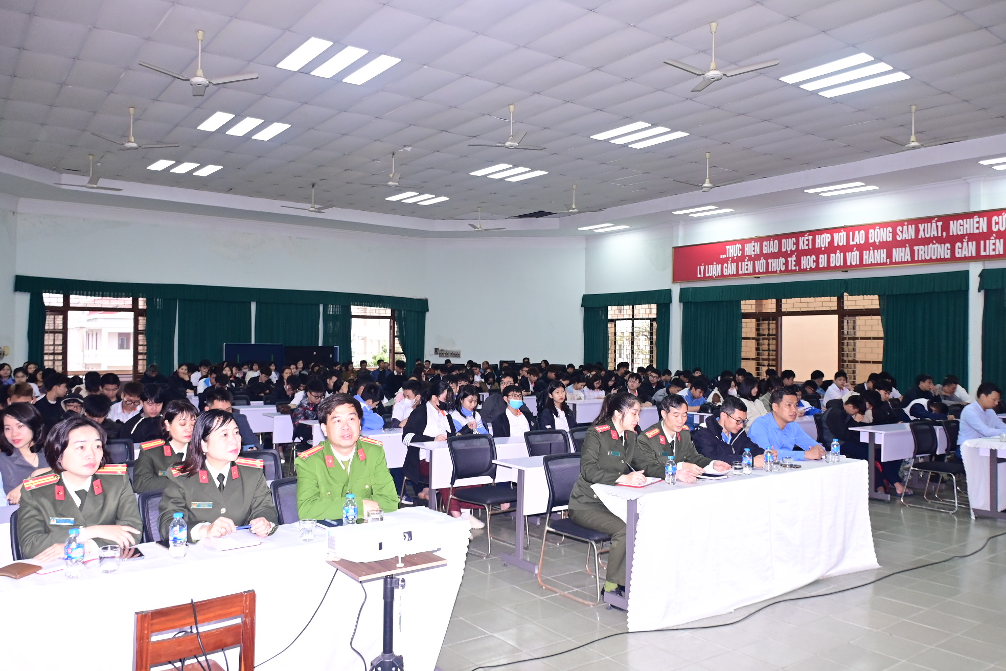 Trường Cao đẳng Thủy sản và Công nghệ thực phẩm: Xây dựng phong trào toàn dân bảo vệ ANTQ để đảm bảo việc dạy và học